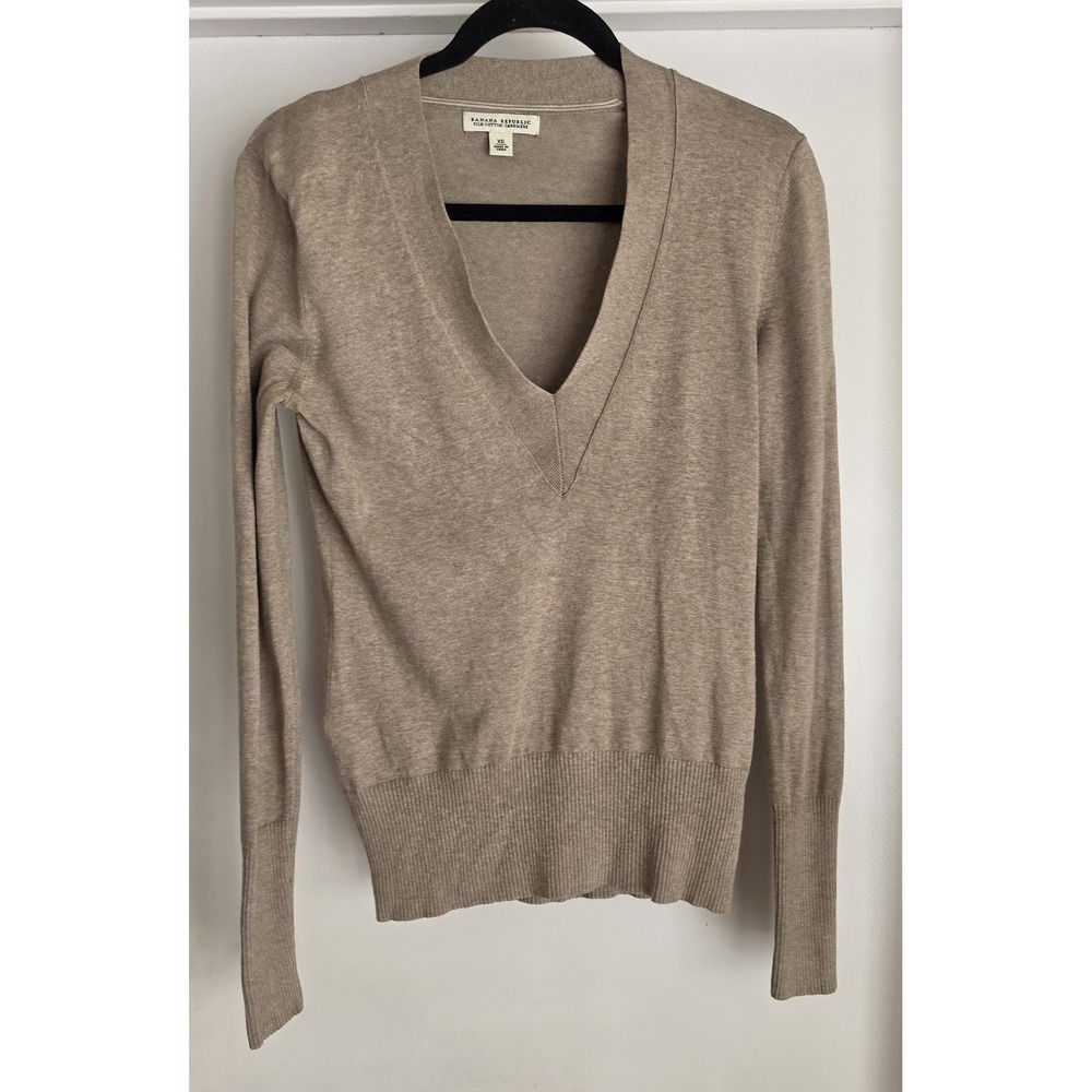 Banana Republic Womens XS V-Neck Sweater Tan Solid Long Sleeve Pullover Top